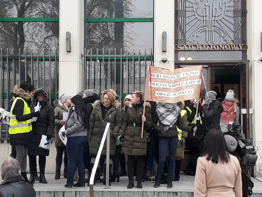 Urzędnicy Sądu Rejonowego w Gdyni wciąż protestują.