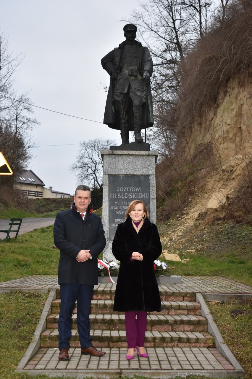 Anna Krupka z wizytą w Opatowcu. Wiceminister wsparła budowę obiektów sportowych  
