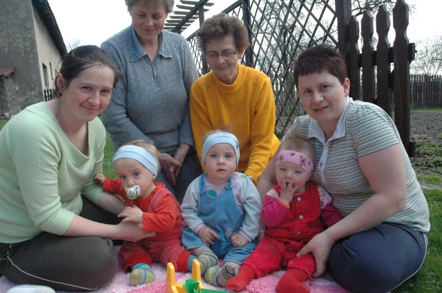 Trojaczki z Wysokiej, od lewej: Eryk, Marcin i Magdalena, nad nimi od lewej: mama Monika Kulik, ciocia Regina, babcia Gudrun i ciocia Małgorzata.