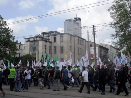 Protest górników w Katowicach. Rondo zablokowane. Miasto stoi w korkach [MAPA]