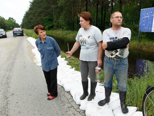 Władze gminy muszą wreszcie przebudowac rowy - mówią Bronisław i Agnieszka Nycek oraz Eleonora Śpiewak.