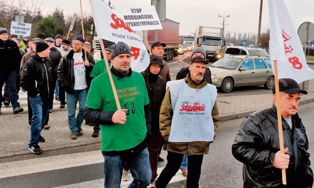 Boją się o przyszłość Solino. Chcą rozmawiać z rządem [wideo]Między godziną 14.30 a 16 związkowcy z IKS Solino blokowali przejście dla pieszych na skrzyżowaniu ulic Staszica, Poznańskiej i Górniczej w Inowrocławiu. Co kilka minut przepuszczali stojące w korkach samochody.