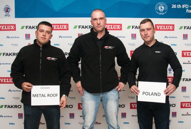 Artur Falkowski (od lewej), Patryk Żukowski i Kamil Muszyński zostali mistrzami świata w kategorii dach metalowy