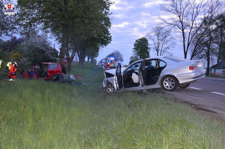 Śmiertelny wypadek z udziałem BMW na "dwunastce" koło Chełma. Wśród poszkodowanych 22-latka z Grójca. Zginęły dwie inne młode kobiety 
