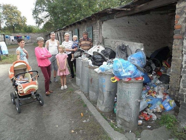 Kontenery na śmieci stojące przy kamienicy – Szczury spacerują po podwórku, wężykiem, jeden za drugim – opowiada Elżbieta Różańska. Wszystko przez ten śmietnik.