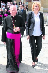 Arcybiskup Marek Jędraszewski odbiera paliusz z rąk papieża
