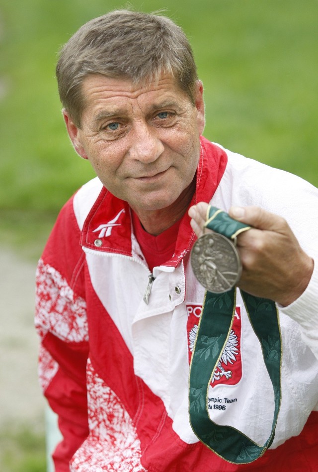 Mirosław Rzepkowski ze srebrnym medalem olimpijskim, który przywiózł z Atlanty.