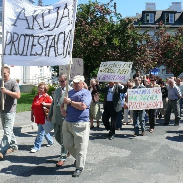 Przed Urzędem Miejskim protestowało ponad stu mieszkańców Łuczynowa oraz osiedli Borki i Głowaczowska.