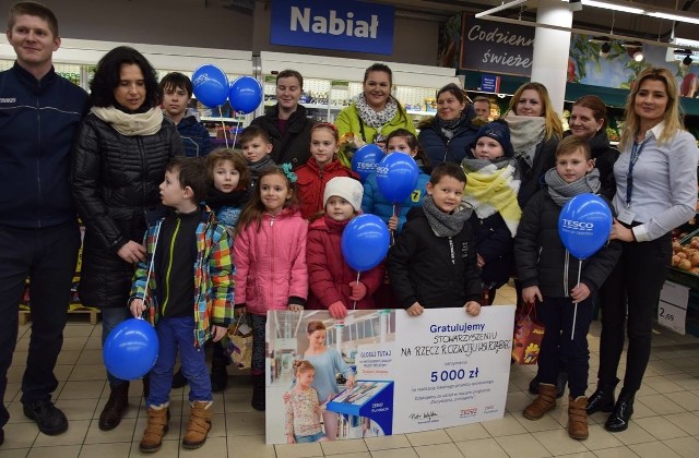 Stowarzyszenie na rzecz Rozwoju Wsi Rząbiec wygrało grant od sieci Tesco. Czek odebrali rodzice z dziećmi.  