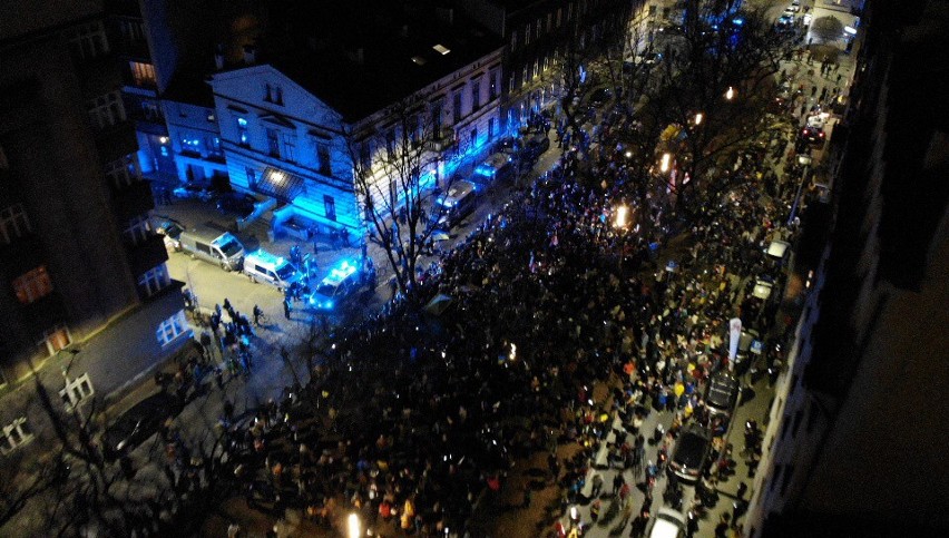 Kraków. Tysiące osób przyszło pod rosyjski konsulat. Głośny sprzeciw wobec ataku na Ukrainę [ZDJĘCIA]