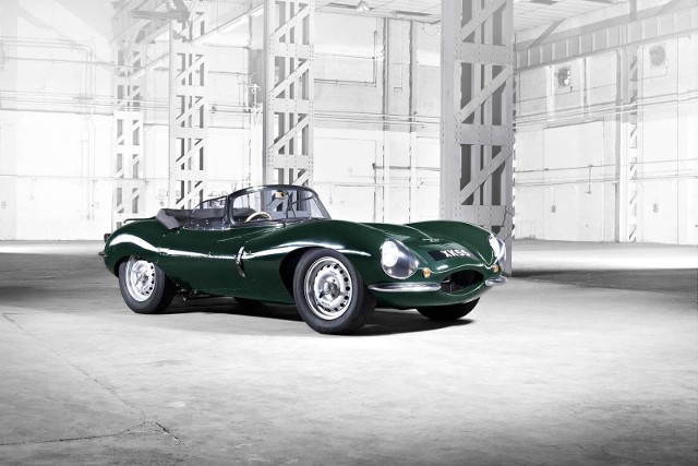 Jaguar XKSSPrzedstawiciele Jaguara ogłosili że firma zbuduje brakujące egzemplarze modelu XKSS. Ręcznie zostaną złożone w dziale Special Vehicle Operations. Auto z sześciocylindrowym silnikiem 3,4 litra o mocy 250 KM powstanie według oryginalnych projektów Jaguara.Fot. Jaguar