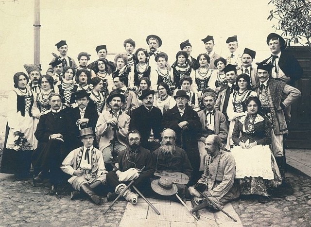 Zdjęcie wykonane przez fotografa łomżyńskiego Rzewuskiego w 1906 r. Zdjęcie zbiorowe aktorów - amatorów "Lutni&#8221;, występujących w sztuce ludowej ze śpiewem pt. "Wiara, Nadzieja, Miłość&#8221;.