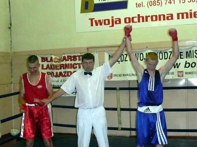 Na zdjęciu Artur Pawełko (z prawej) w kategorii do 64 kg
