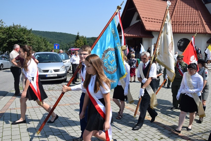 Hołd dla 30 ofiar pacyfikacji Radwanowic w miejscu kaźni hitlerowskiej. Wspomnienia bestialskiego mordu [ZDJĘCIA] 