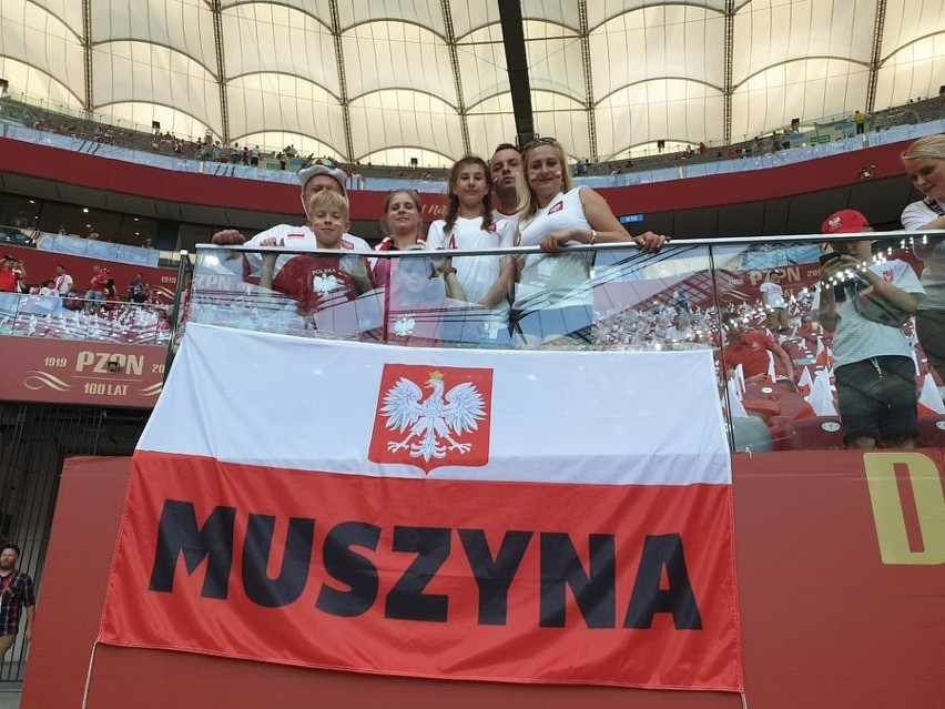 Dzieciaki z Akademii Poprad Muszyna kibicowali Polakom podczas meczu z Izraelem na stadionie w Warszawie [ZDJĘCIA]