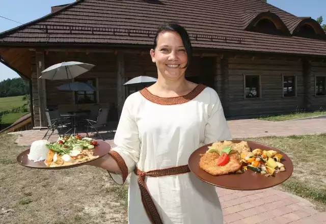 Irmina Durlej, kelnerka w Izbie Dobrego Smaku zachęca do spróbowania schabowego z ryżem i zasmażoną kapustą oraz filetu z kurczaka w sosie z suszonych pomidorów.