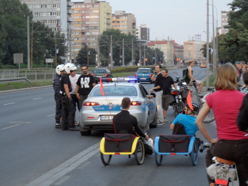 Wrocław: Rowerowa Masa Krytyczna zatrzymana przez policję (ZDJĘCIA, LIST)