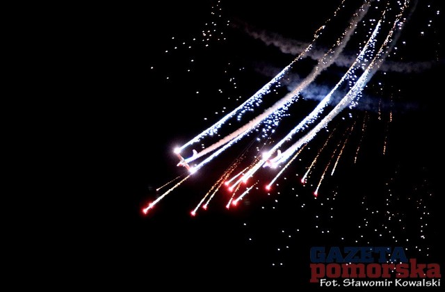 Night Air Show to akrobacje samolotów z wykorzystaniem materiałów pirotechnicznych i światła. Pokaz odbył się w piątkowy wieczór na bulwarze filadelfijskim. Kto nie dotarł w piątek ma jeszcze szanse obejrzeć sobotni pokaz.Wideo: Skyway Festival 2016.