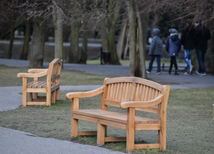 W Parku Oliwskim pojawiły się ławki z grawerunkami