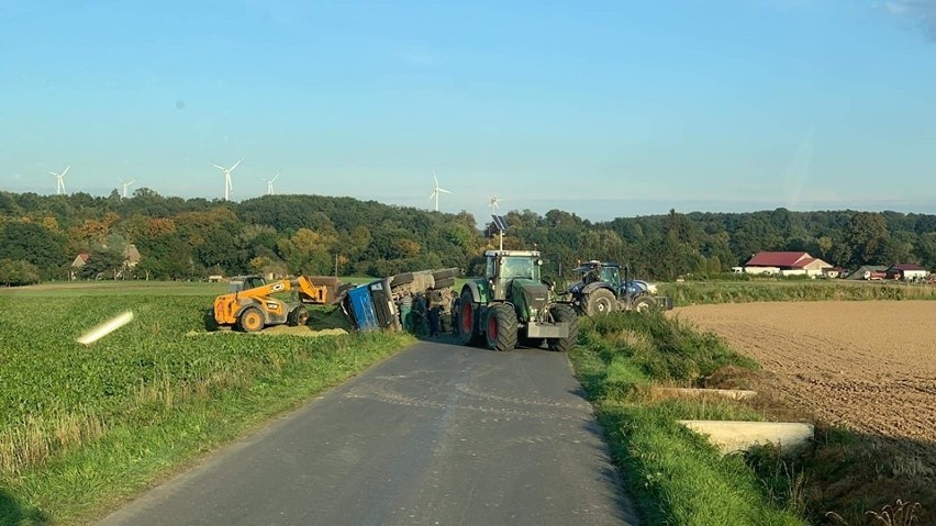 Wypadek samochodu ciężarowego przewożącego kiszonkę....