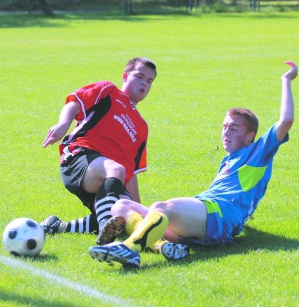 Piłkarze Włókniarza Białystok (niebieskie stroje) spisują się bardzo dobrze w lidze juniorów starszych.