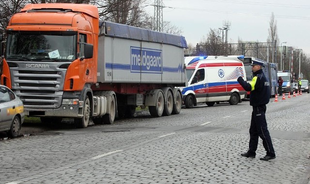 Do wypadku doszło ok. godz. 10 na ul. Cukrowej w Szczecinie. Autobus linii nr 61 stał na przystanku w kierunku Przecławia.
