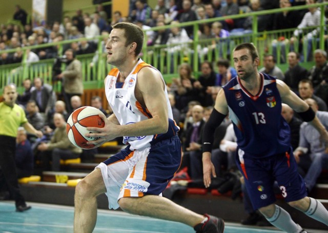 Artur Donigiewicz (z piłką) koszykarz Rosy Radom.