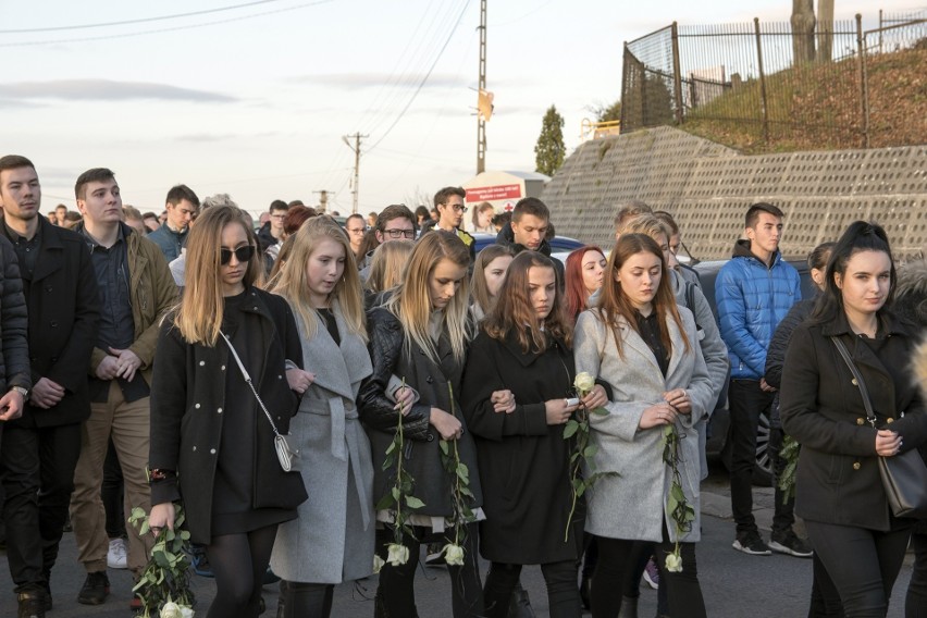 Klucze. Tragicznie zmarłego młodego piłkarza Grzegorza Śliwkę przyszły pożegnać tłumy  