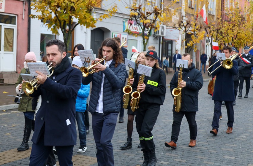 Mieszkańcy Chmielnika tłumnie obchodzili Święto Niepodległości. Kolorowy przemarsz przez miasto