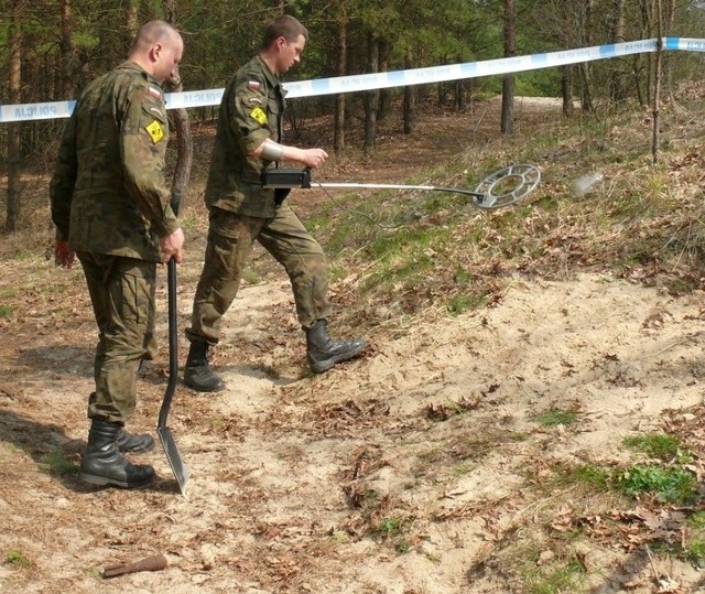 Saperzy przeszukują miejsce, gdzie doszło do eksplozji granatnika. W lewym dolnym rogu nie naruszony granatnik.