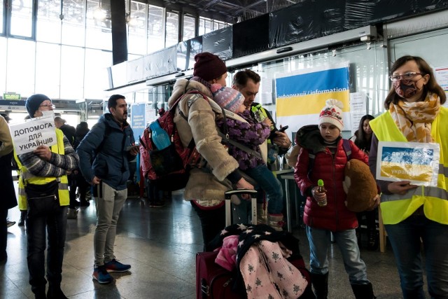 Obywatele Ukrainy uciekający przed wojną nie powinni mieć problemu ze znalezieniem zatrudnienia w Polsce. W lutym w internecie aktywnych było 589 tys. ofert pracy – wynika z danych firmy Element dla Grant Thornton. Ponad 10 tys. z nich znajduje się w województwie łódzkim.Jak wynika z monitoringu przeprowadzonego przez firmę Element (specjalizującą się w automatyzacji procesów rekrutacyjnych) dla firmy Grant Thornton, w lutym 2022 roku na 50 największych polskich portalach rekrutacyjnych aktywnych było 589 tys. ofert pracy. Z ofertami w urzędach pracy dostępnych jest w Polsce ponad 600 tys. wakatów.Czytaj dalej