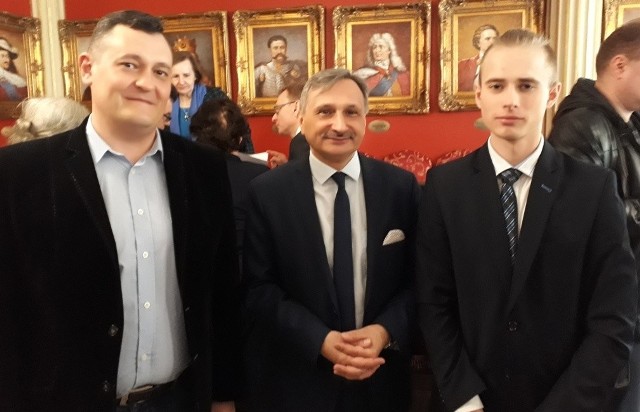 Kamilowi Dryi i jego opiekunowi Mariuszowi Żabińskiemu (z lewej) pogratulował w Gdańsku wiceminister edukacji Maciej Kopeć.