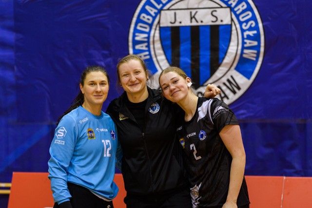 Handball JKS Jarosław (czarne stroje) pokonał Galiczankę Lwów.