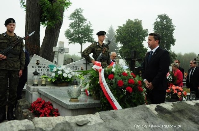 Przy grobie księdza Romana Kotlarza. Kwiaty złożył burmistrz Staszowa Leszek Kopeć.