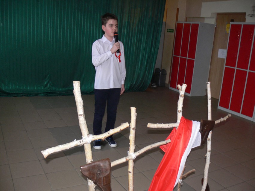 Uczniowie Przedszkola i Szkoły Podstawowej w Gierlachowie, upamiętnili Żołnierzy Wyklętych (ZDJĘCIA)  