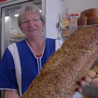 - Chleb sprzedaje się też na kilogramy, ten liczy prawie metr długości! - mówi z uśmiechem Krystyna Szymkowiak
