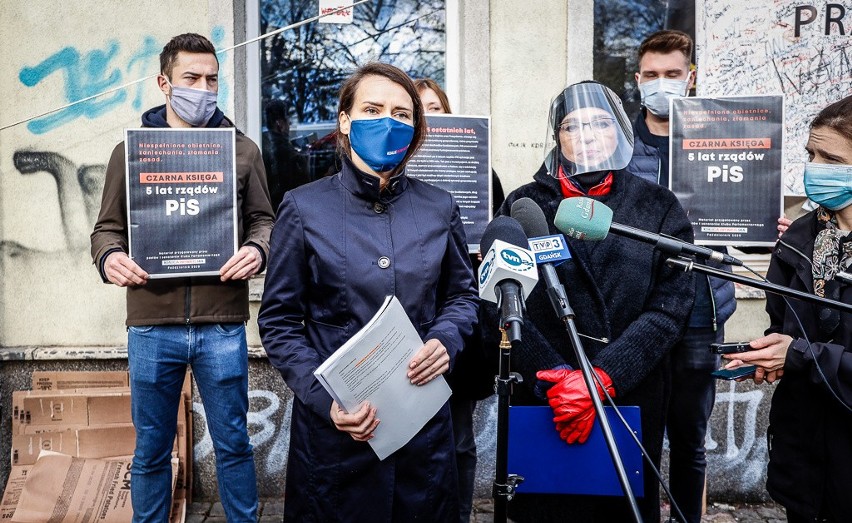 "Czarna księga - pięć lat rządów PiS". Tabele, wykresy, analizy. Opozycja podsumowuje pół dekady Zjednoczonej Prawicy u władzy