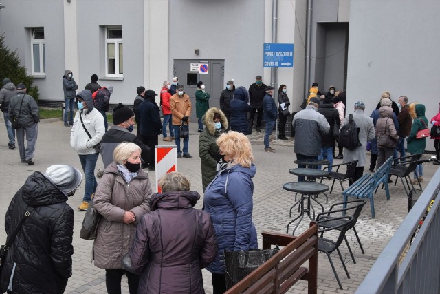 Wielkiego rozpędu nabrały szczepienia przeciw COVID-19 w Świętokrzyskim Centrum Matki i Noworodka w Kielcach. W środę, 7 kwietnia, zapisanych osób było tak wiele, że utworzyła się spora kolejka.W środę, 7 kwietnia, doszło do "kumulacji" pacjentów, którzy przyjechali zaszczepić się przeciwko COVID-19 do Świętokrzyskiego Centrum Matki i Noworodka, mieszczącego się przy ulicy Prostej w Kielcach. Na zewnątrz utworzyła się spora kolejka, ale do środka pacjenci wpuszczani byli tylko ci, których nastąpiła kolej. Na kolejnych slajdach zobaczcie co się działo przed punktem szczepień >>>