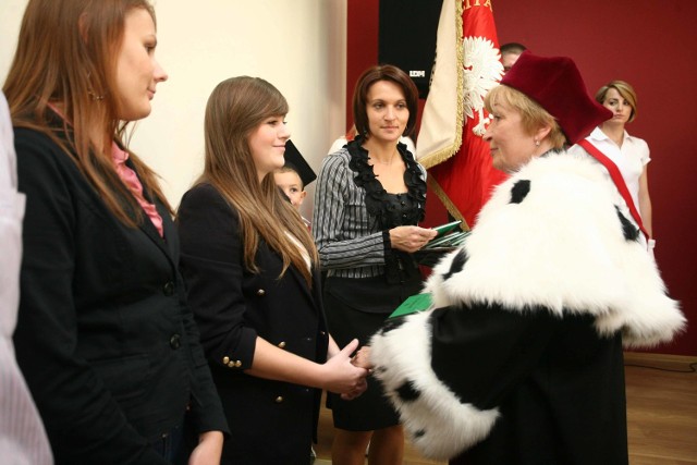 Rektor Maria Pierzchalska wręczyła indeksy studentom pierwszego roku.