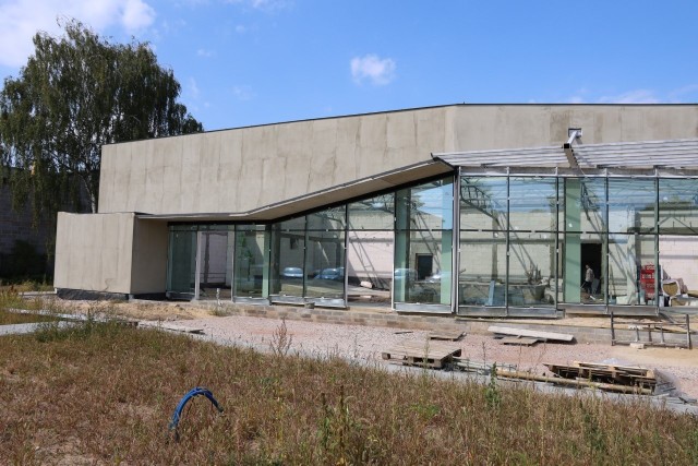Trwa budowa nowego kina z czytelnią i salą widowiskową w Białobrzegach. Jest już szklana elewacja.