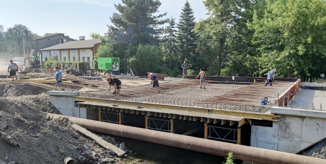 Budowa nowego mostu nad Rakówką ma się zakończyć w lipcu