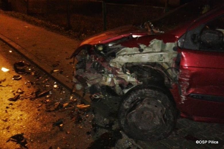 Śmiertelny wypadek w Pilicy! Kierowca zakleszczony w samochodzie