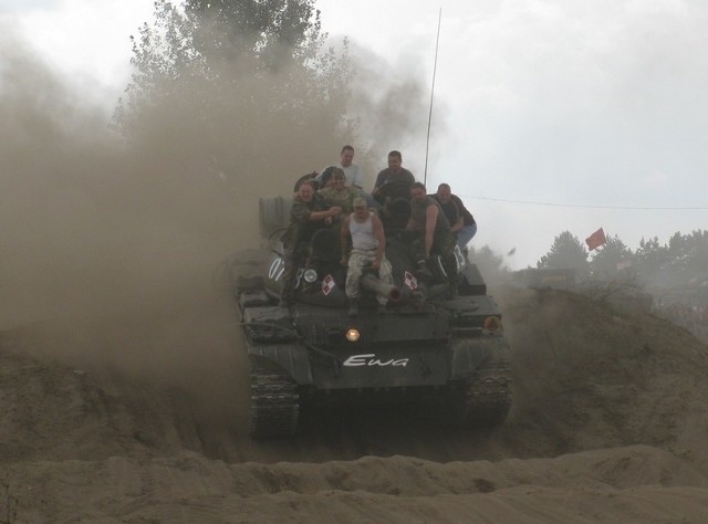 Załoga czołgu "Ewa&#8221; pokonuje przeszkodę terenową na sulinowskim tankodromie.