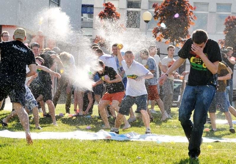 Bachanaliowa bitwa na balony z wodą (wideo, zdjęcia)