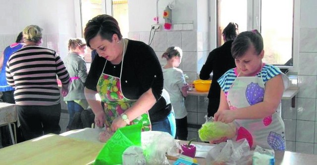 Jagoda Skiba z córką Natalią z Garbatki-Letniska gotowały wspólnie podczas spotkania w Zespole Szkół Samorządowych w ramach projektu "Junior gotuje, senior smakuje".