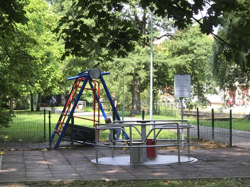 W Parku Kultury i Wypoczynku w Słupsku nie działa huśtawka dla osób niepełnosprawnych. Winne nieprawidłowe użytkowanie sprzętu