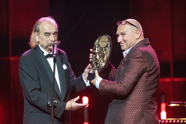 Prezes „Melomanów”, Ireneusz Kowalewski wręcza nagrodę za całokształt twórczości wybitnemu pianiście, kompozytorowi, laureatowi Grammy, Włodkowi Pawlikowi