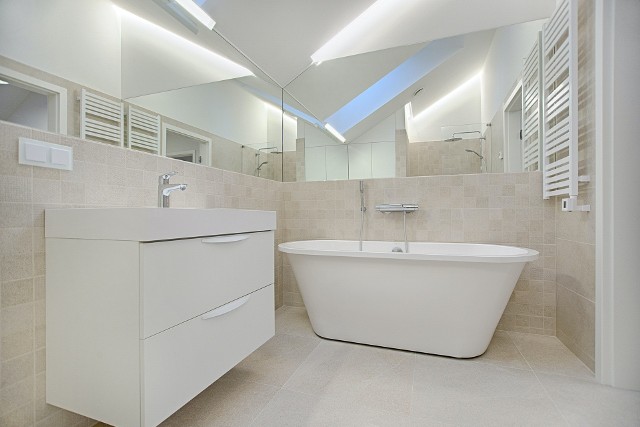 Łazienki w większości mieszkań są zazwyczaj jednym z najmniejszych pomieszczeń. Na szczęście istnieje wiele optycznych trików, które możesz zastosować, aby powiększyć małą łazienkę.