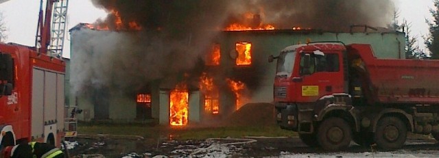 Pożar wybuchł w budynku mieszkalno-magazynowym przy ul. Poznańskiej w Rzepinie. Walczy z nim osiem zastępów strażaków.
