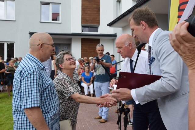 Klucze do nowych lokali mieszkańcom Nowego Tarpna wręczali Robert Malinowski - prezydent Grudziądza i Zenon Różycki - prezes MPGN